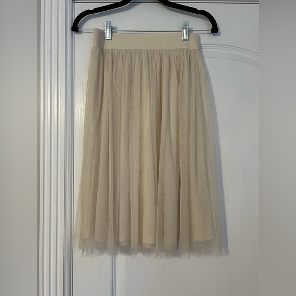 Forever 21 Cream Tulle Knee Length Skirt - Picture 4 of 9